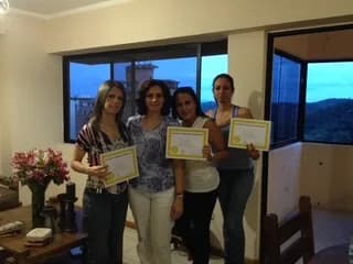 Grupo de alumnas mostrando sus certificados