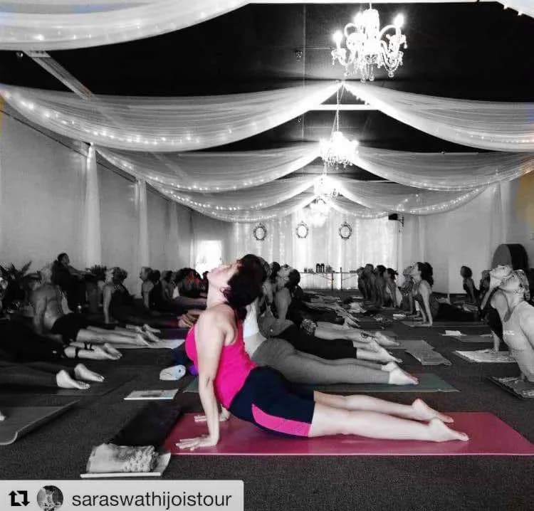 Práctica de yoga en grupo en un salón