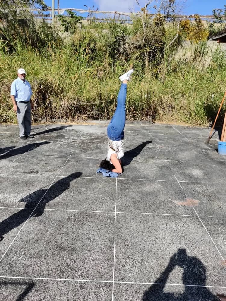 Postura de yoga invertida al aire libre
